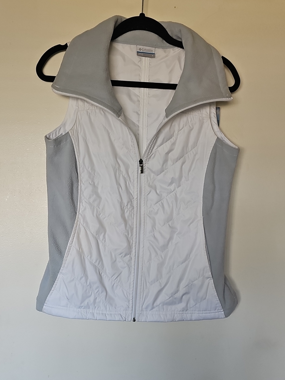 Columbia Women's White and Light Gray Quilted Vest. Size Small.